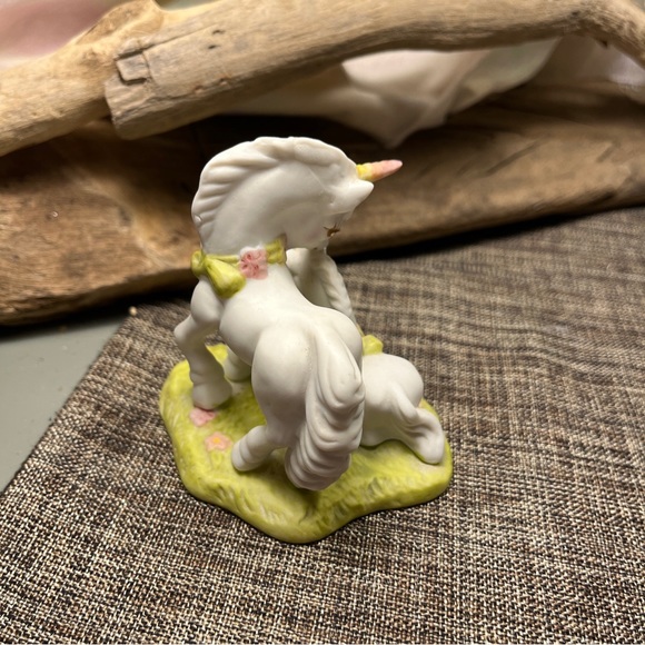 48-PTT Vntg  1982 Fantasy Series Mother & Baby Unicorn White Porcelain Figurine - Picture 8 of 10